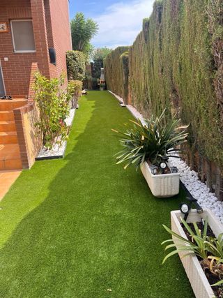INSTALACIÓN DE CÉSPED ARTIFICIAL Y PAISAJISMO.