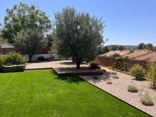 INSTALACIÓN DE CÉSPED ARTIFICIAL Y PAISAJISMO.