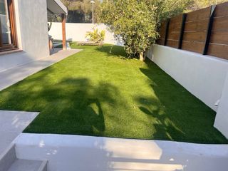 INSTALACIÓN DE CÉSPED ARTIFICIAL Y PAISAJISMO.