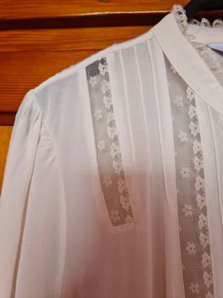 Blusa romántica blanca con encaje