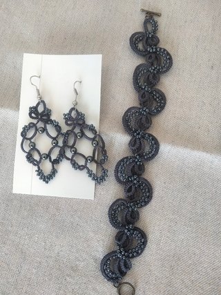 Pendientes y pulsera artesanales hechos a mano