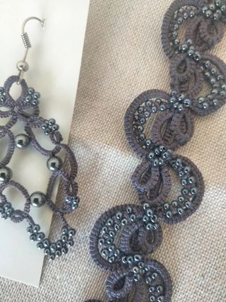 Pendientes y pulsera artesanales hechos a mano