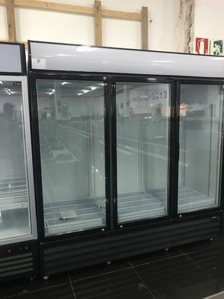 Armario expositor refrigerado 2 metros.