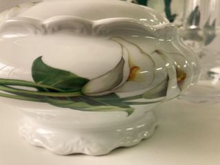 Sopera de porcelana c/tapa. Decoración floral