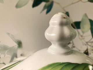 Sopera de porcelana c/tapa. Decoración floral