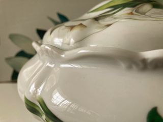 Sopera de porcelana c/tapa. Decoración floral