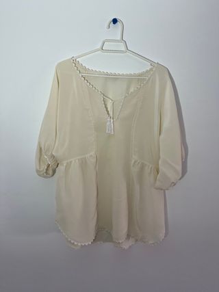 Blusa semitransparente cruda con borlas