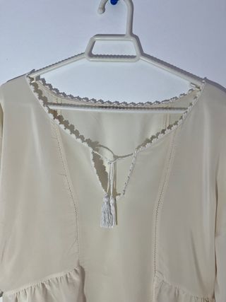 Blusa semitransparente cruda con borlas