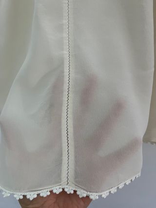 Blusa semitransparente cruda con borlas