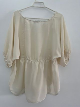 Blusa semitransparente cruda con borlas