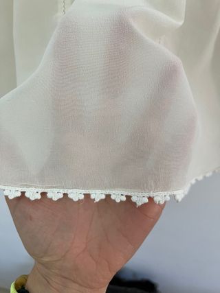 Blusa semitransparente cruda con borlas