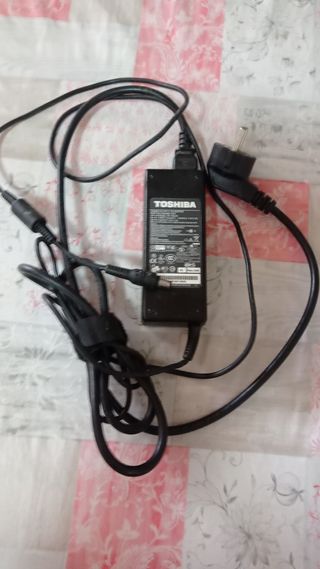 Cargador transformador de ordenador  portatil