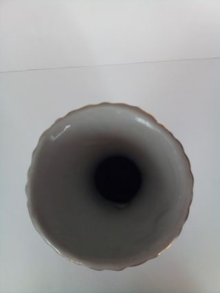 Jarrón blanco con flores y aves en la superficie