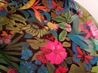 Plato hermoso con composición floral armoniosa