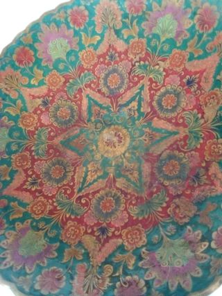 Plato con atractiva composición floral