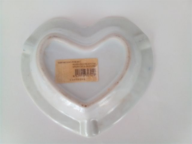 Cenizero encantador con diseño floral azul y blanc