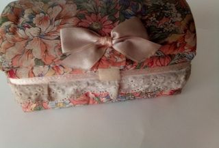 Hermosa caja con diseño de flores para guardar