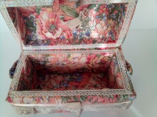 Hermosa caja con diseño de flores para guardar