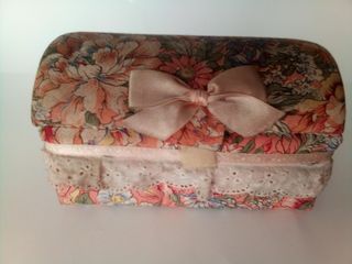 Hermosa caja con diseño de flores para guardar