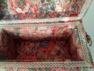 Hermosa caja con diseño de flores para guardar