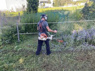 Decespugliatori a mano e con trattore.