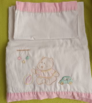 Protector de cuna y edredón.