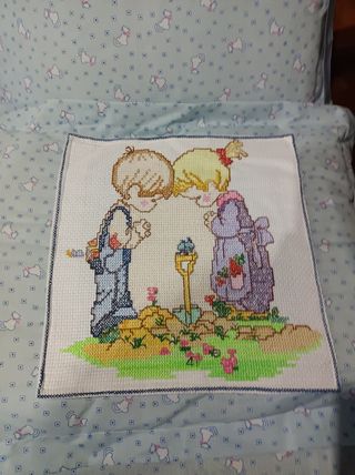 Protector de cuna y edredón.