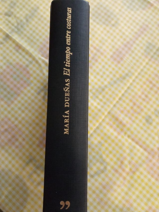 El tiempo entre costuras