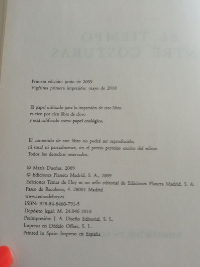 El tiempo entre costuras