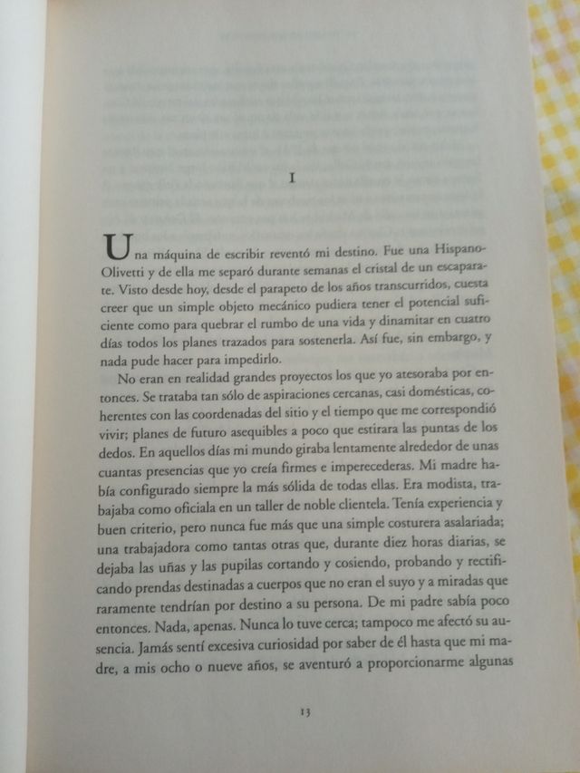 El tiempo entre costuras