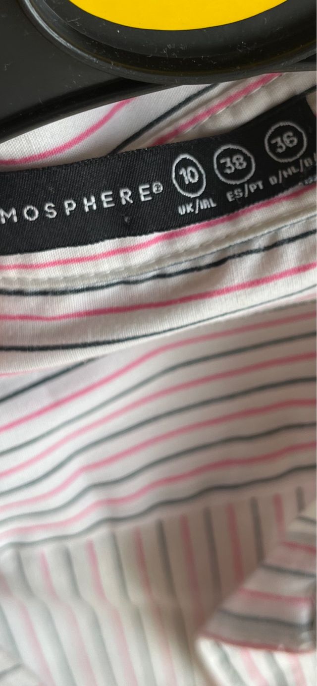 Camisa de rayas negras y rosas