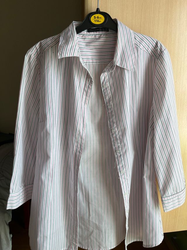 Camisa de rayas negras y rosas