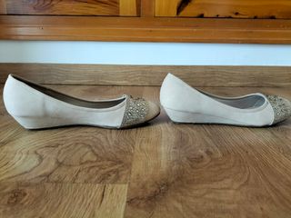Zapatos beige con cuña talla 38