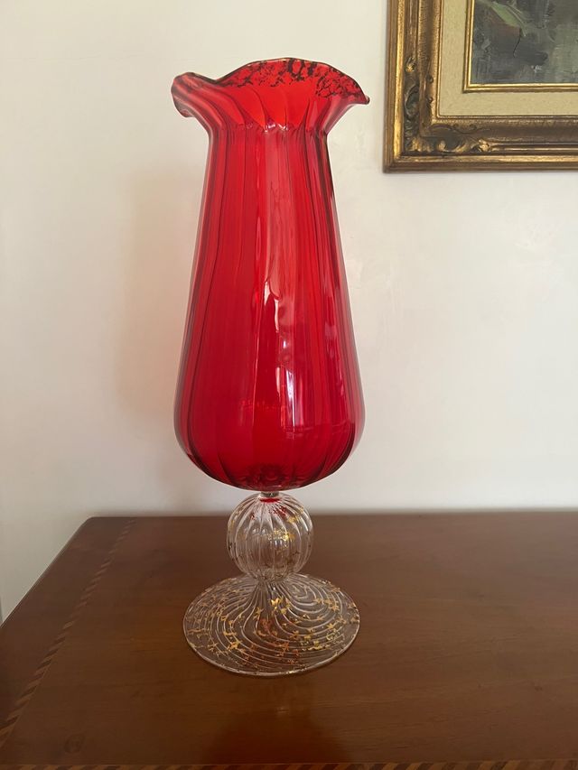 Vaso in vetro rosso e oro
