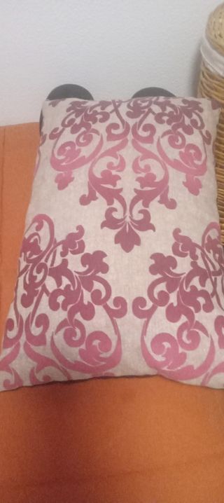 Cojin decorativo en buenas condiciones.