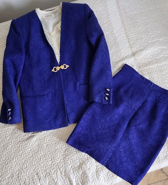 traje mujer + camisa.