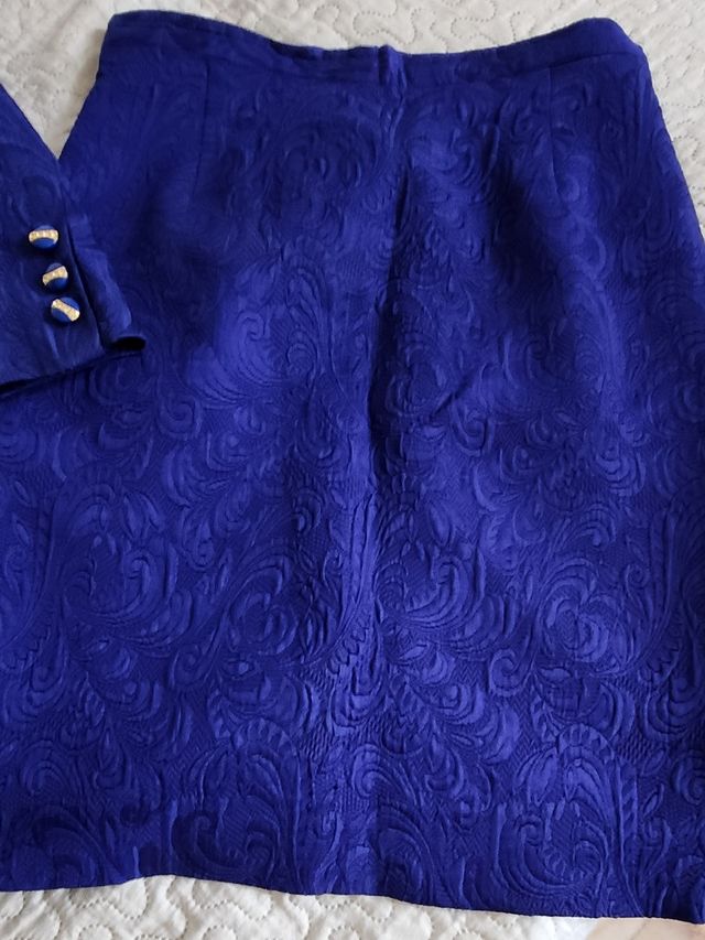 traje mujer + camisa.