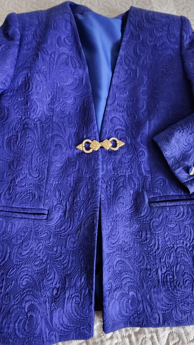 traje mujer + camisa.