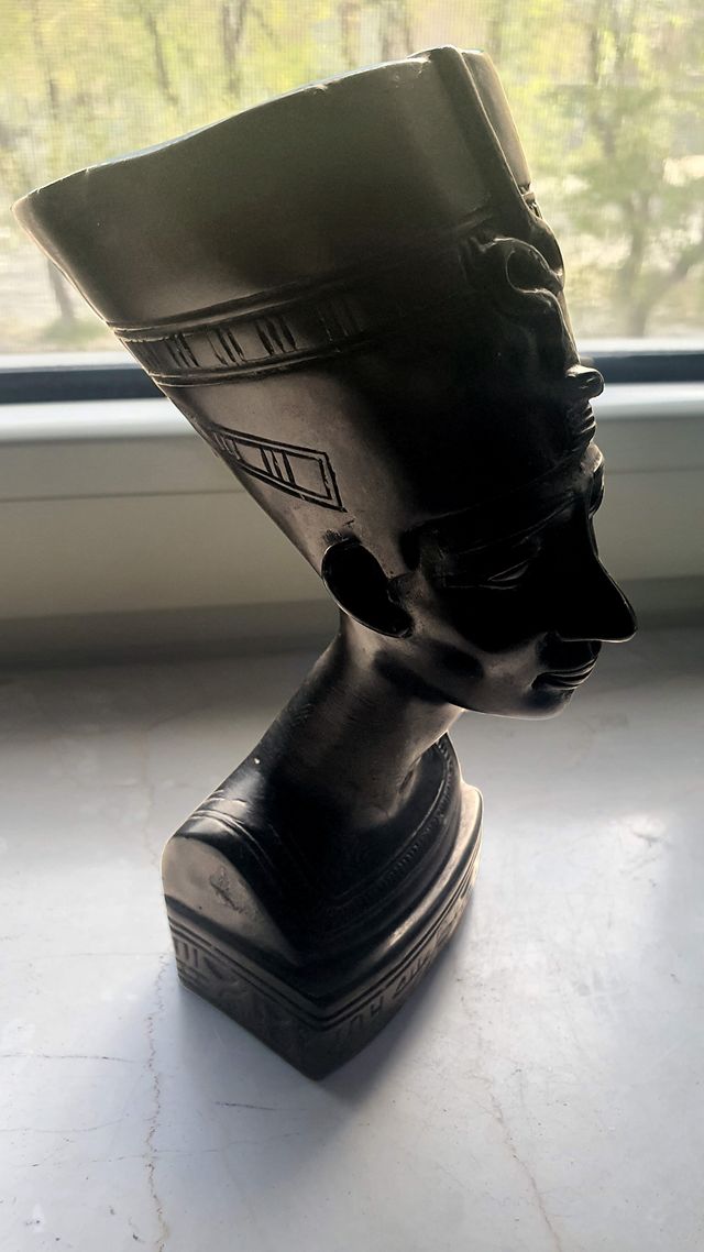 Figura Nefertiti in pietra solida