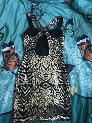 vestido dorado y negro