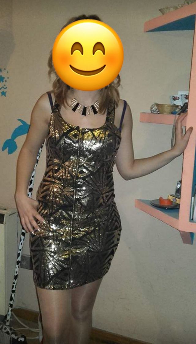 vestido dorado y negro