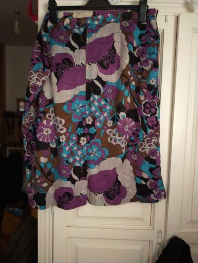 Falda de tela sedosa estampada