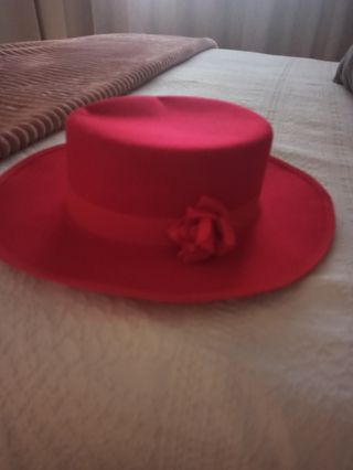 Falda rociera con corpiño, blusa y sombrero