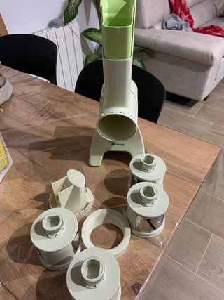 Rallador Eléctrico de Verduras Saladino Ariete