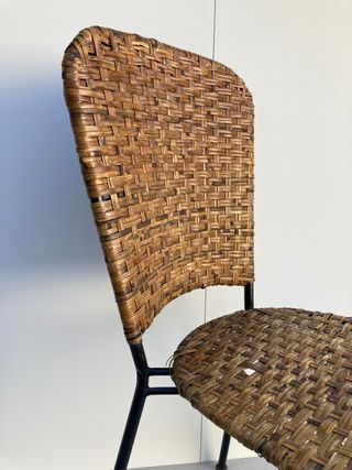 Silla de mimbre trenzado y metal