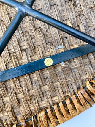 Silla de mimbre trenzado y metal