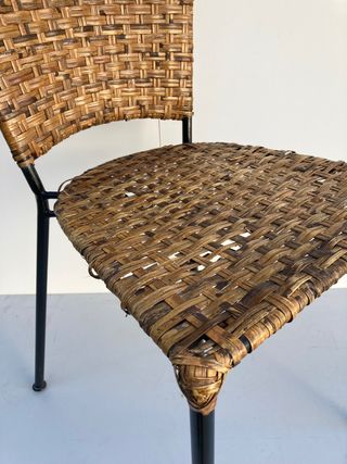 Silla de mimbre trenzado y metal