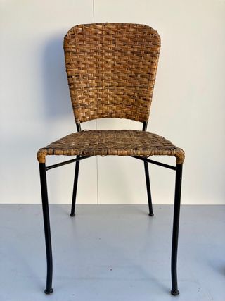 Silla de mimbre trenzado y metal