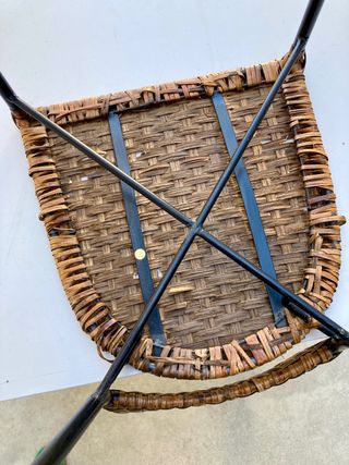 Silla de mimbre trenzado y metal