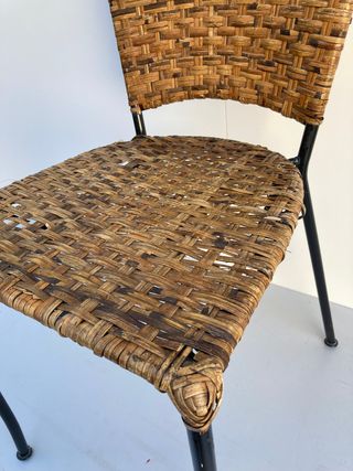 Silla de mimbre trenzado y metal